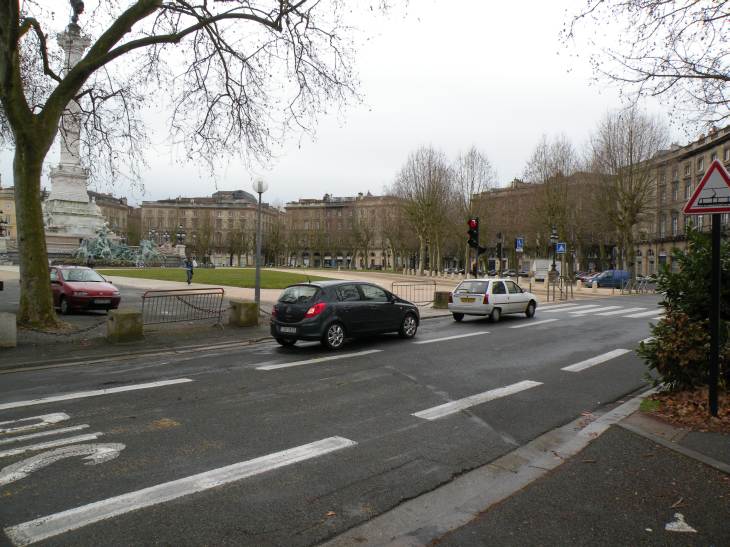  vue de la place des Quinconces
